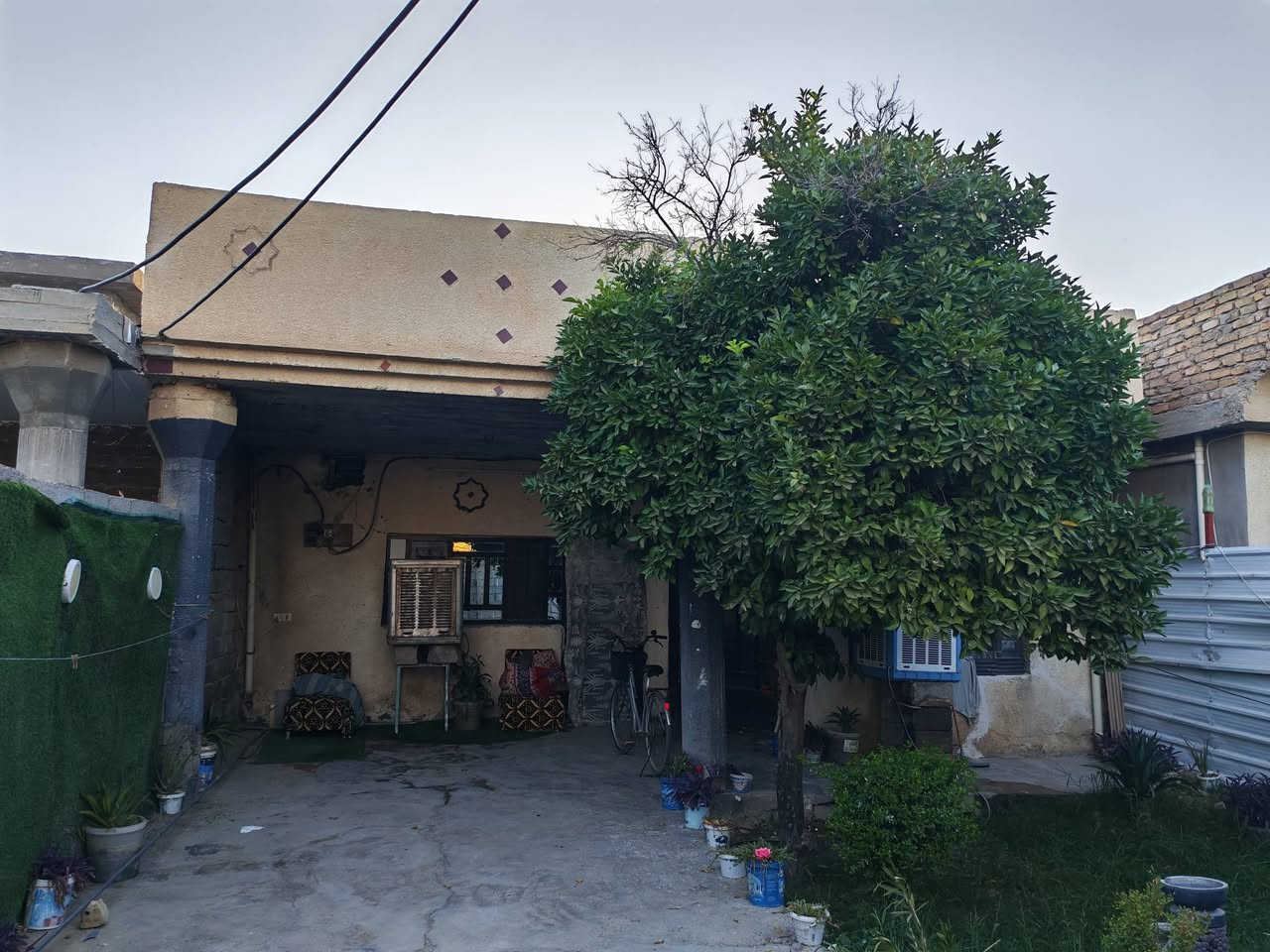 السلام عليكم.. بيت للبيع او مرواس مع بيت أصغر
📍 مواصفات البيت📍 :-

🔴 مساحة 250 متر 
🔴 العنوان :- شيخ حمد نزله البجميل شارع الفرن 
🔴 البيت ملك صرف زراعي
🔴 يحتوي على كراج كبير يتسع إلى سيارتين وحديقة
🔴 يحتوي على صالة ومطبخ وحولي وحمامات مشتركة وغرفتين وترك.

#ملاحظات_عن_البيت
البيت بناء بلوك و الأرضية صبة
فقط المطبخ كاشي
#للإتصال_والاستفسار للمعرفة السعر عبر الأرقام التالية فقط

*********** اتصال واتساب

*********** اتصال فقط

