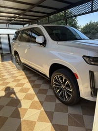 كاديلاك وارد أمريكي موديل 2023 ماشيه 27 الف كيلو حادث جدا بسيط رقم ارب...