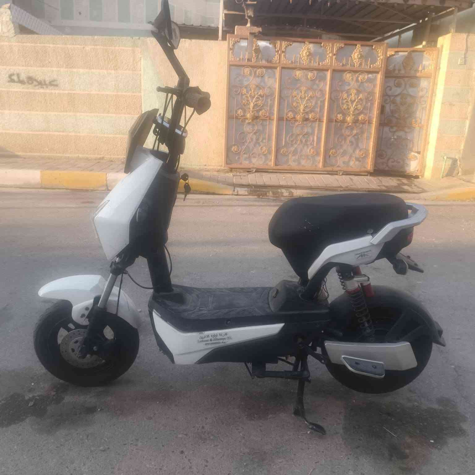 سلام عليكم دراجه شحن للبيع اربع بطاريات عل فحص كهربائياته كلهه شغاله موديل 25 نضيف جدا سعر 200 الف مكاني رمادي رقم تليفون ***********
