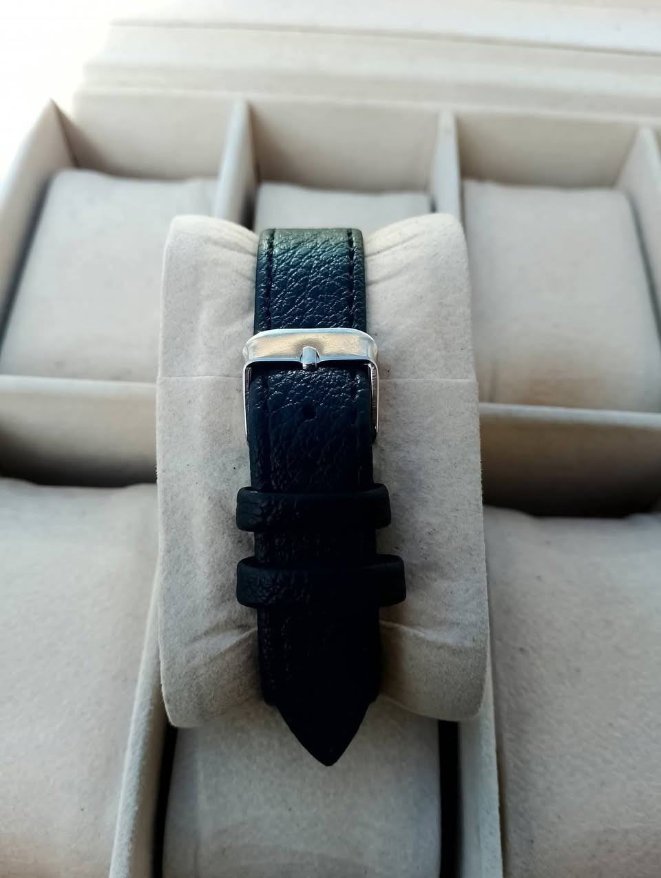 بسم الله الرحمن الرحيم 
تحيه طيبه للجميع ♥️ 
للبيع ساعه تايمكس 
براند امريكي اصلي 
سير جلد طبيعي مبدل 
مكينه بطاريه 
السعر 35 الف 💵💵 
العنوان بغداد الدورة 
يوجد توصيل إلى جميع محافظات العراق وبغداد أيضاً 
للحجز والاستفسار المراسله على الخاص او على الرقم 
 ه‍ *********** ☎️ متوفر واتساب
