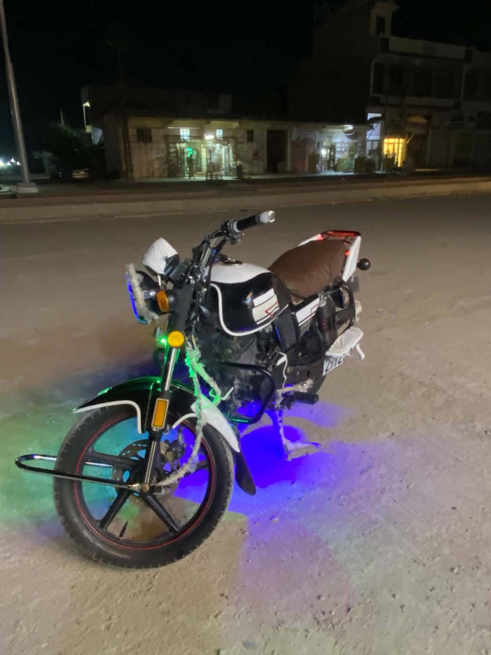 دراجة للبيع👻🏍️
النوع /دايوان 

الموديل/2021
اوراق سحب 🫵🏾💲

برغي ما مفتوحح الدراجه خير من الله 

السعر/900وبية مجال خير من الله 💲

المكان ديالى بعقوبة الرحمه مقابيل شارع ابو رسول🛜

الي يريده يراسلني أو يتصل ع رقم ***********📲

 الي مايشتري لا يتعبنهه.🙅🏾
