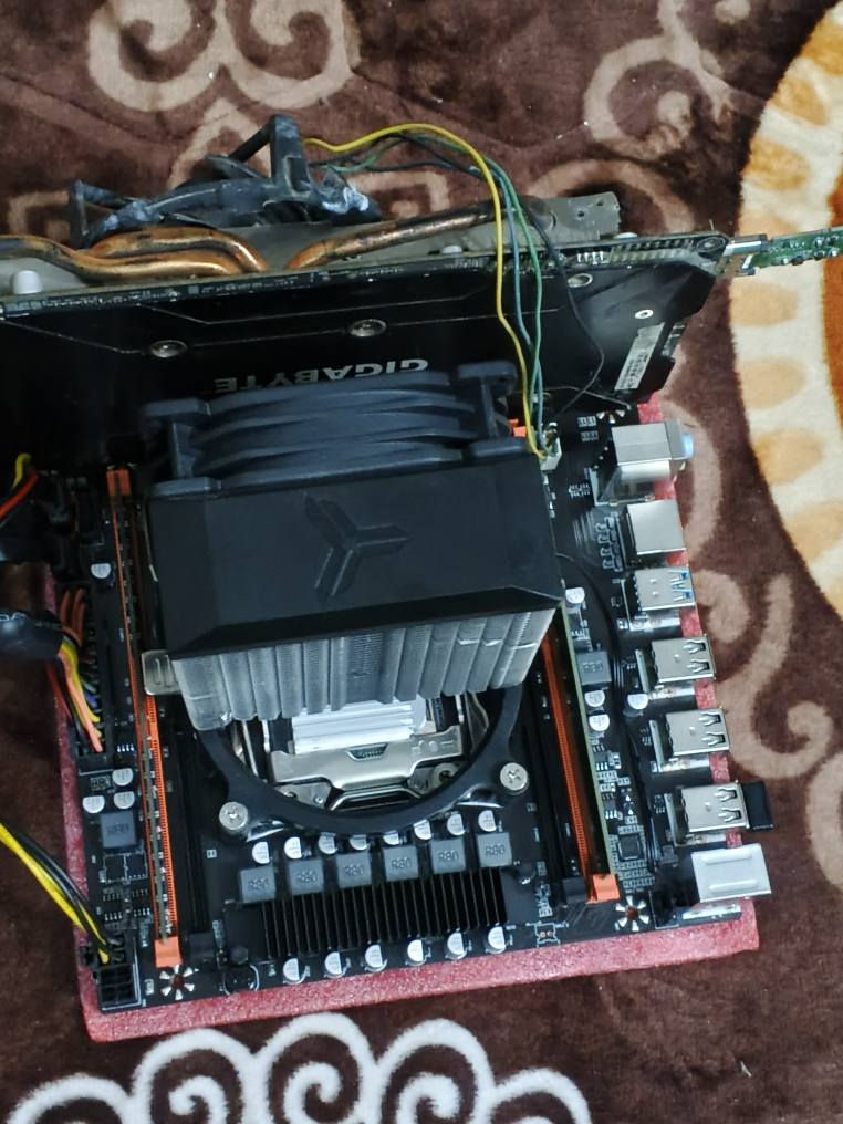 تجميعة بدون كيس مواصفات 
معالج xeon e5 2680 v4
 رام ram 8gb ddr4
ssd128 هارد 
كرت rx570 4gb 
بورسبلاي 600w
تجميعة القطع نظيفة كلش بس الكرت بدون مراوح وشاد اله مروحة خارجية وشغال طبيعي بدون مشاكل 
سعر 175 
مكان كربلاء يم مستشفى الكفيل يوجد توصيل محافضات 
*********** كربلاء, العراق
