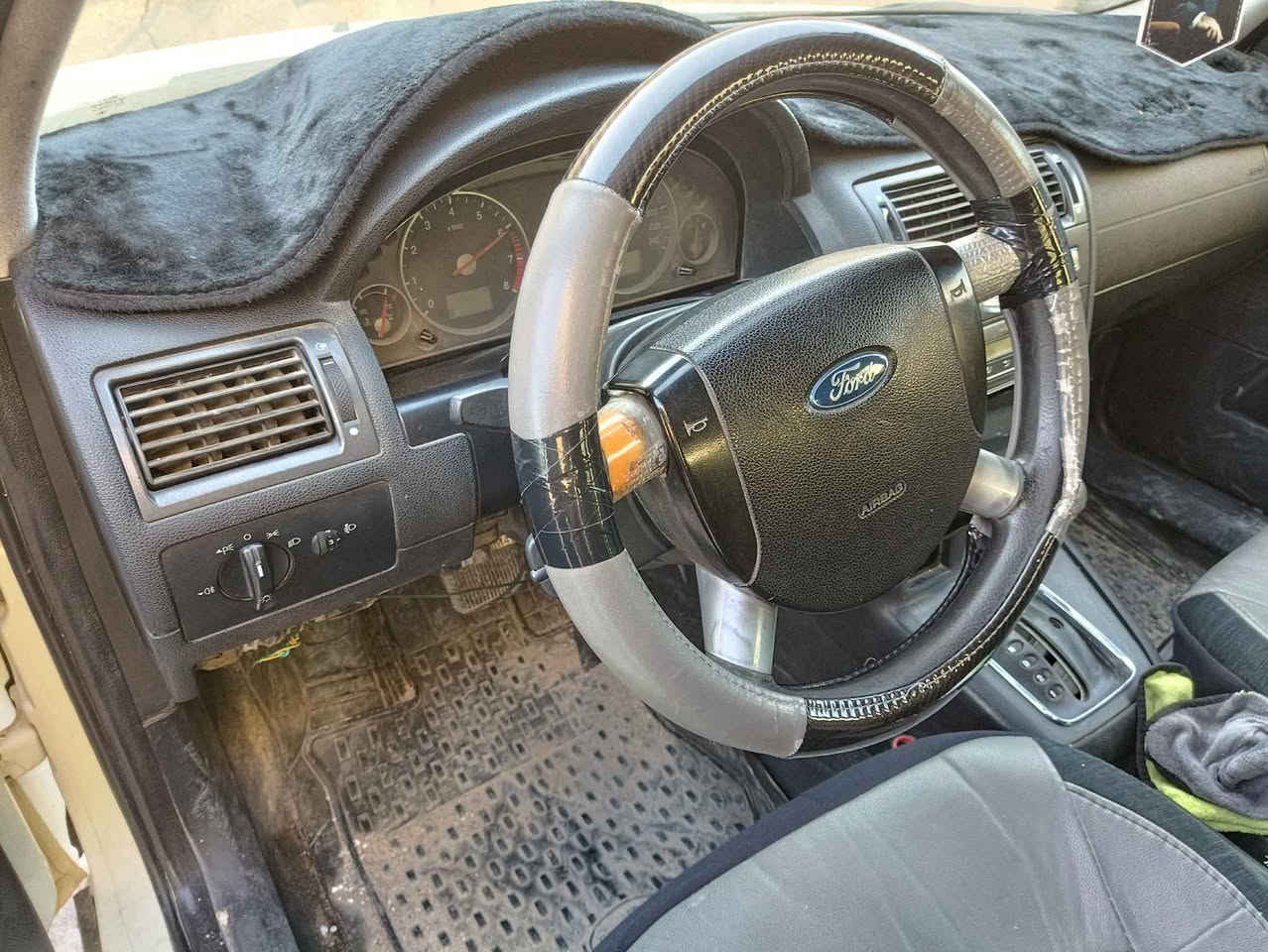 سيارة فورد 2006 لون ابيض كير يعمل بصورة جيدة بيها خيط تبخير حدادة جيده بدي بلاد بدون ضربة قوية السعر 30$ وبيها مجال العنوان البصره مركز
الاتصال *********** البصرة, العراق
