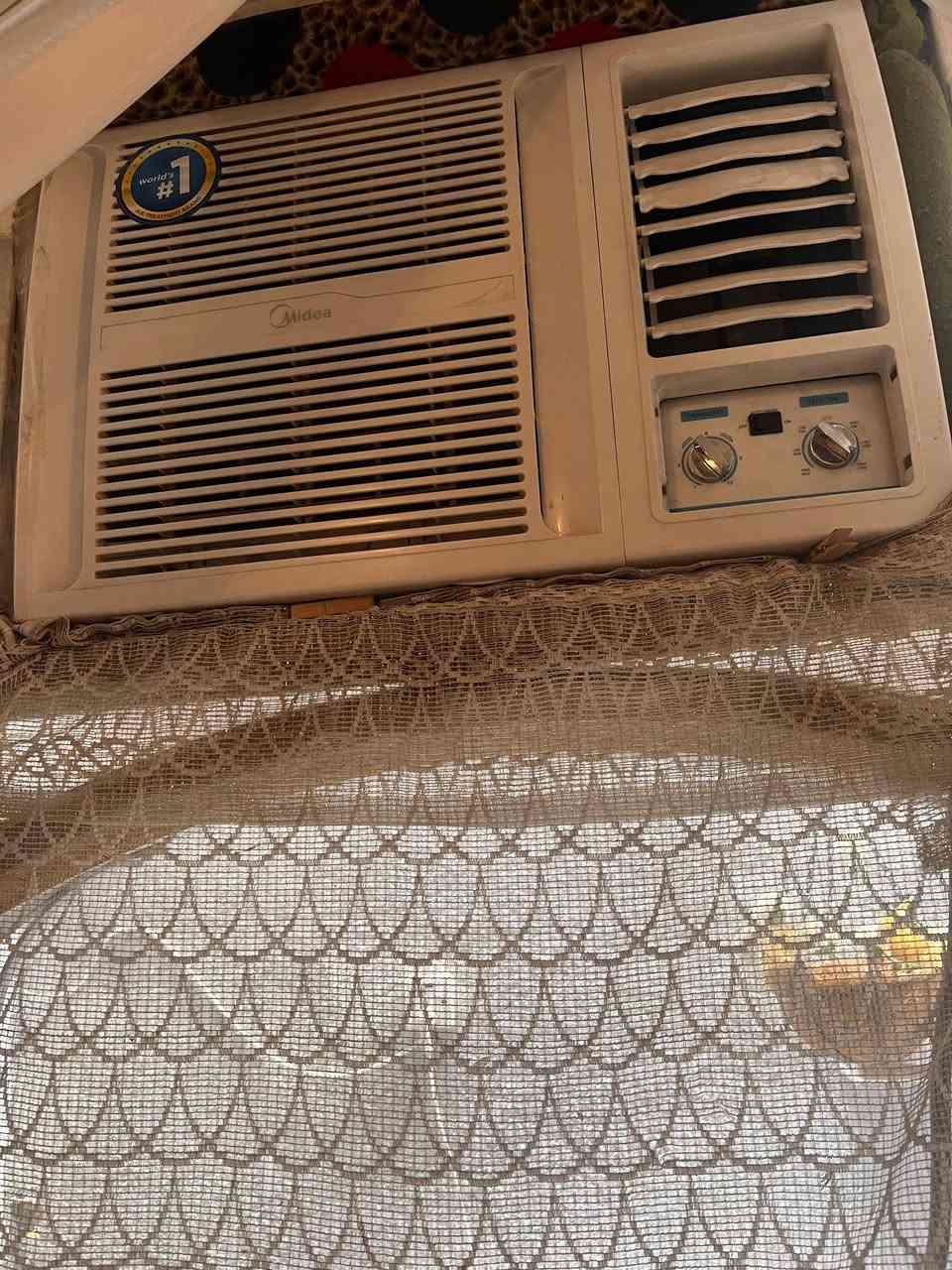 سلام عليكم مكيف للبيع 2طن استخدام موسم 1كلش نضيف ***********
