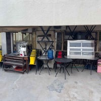 اغراض مطعم مستعملة شهر واحد فقط جداً نضيفات ميوزة طعام مع كراسي فتاحة ...