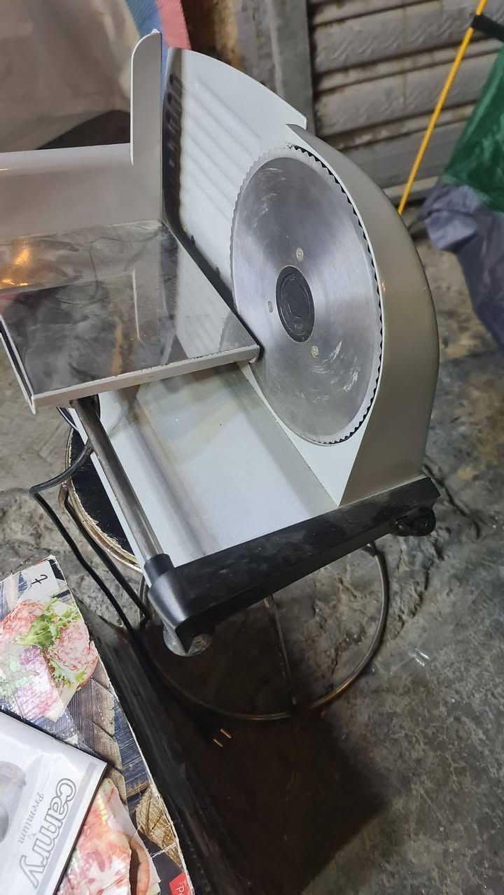 ماكنة سل ستيل ضد الصدأ لقطع اللحوم وعمل شرائح بيها قياس وحسب تقطيعك انتة وزن ثقيل شغالة شرط الفحص.
السعر مع التوصيل 20 الف خاص او على الرقم ***********
