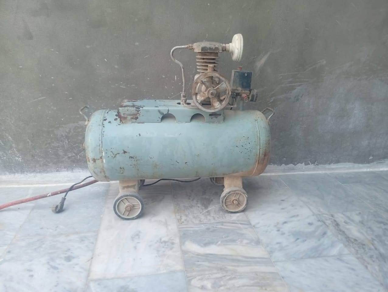 للبيع كمبريسر هواء 50 لتر مع صونده 10 متر مع مسدس صبغ 
الكمبريسر بحاجة الى ماطور كهربائيّ فقط 
عنواني الكوفة 17 تموز للاستفسار ***********
