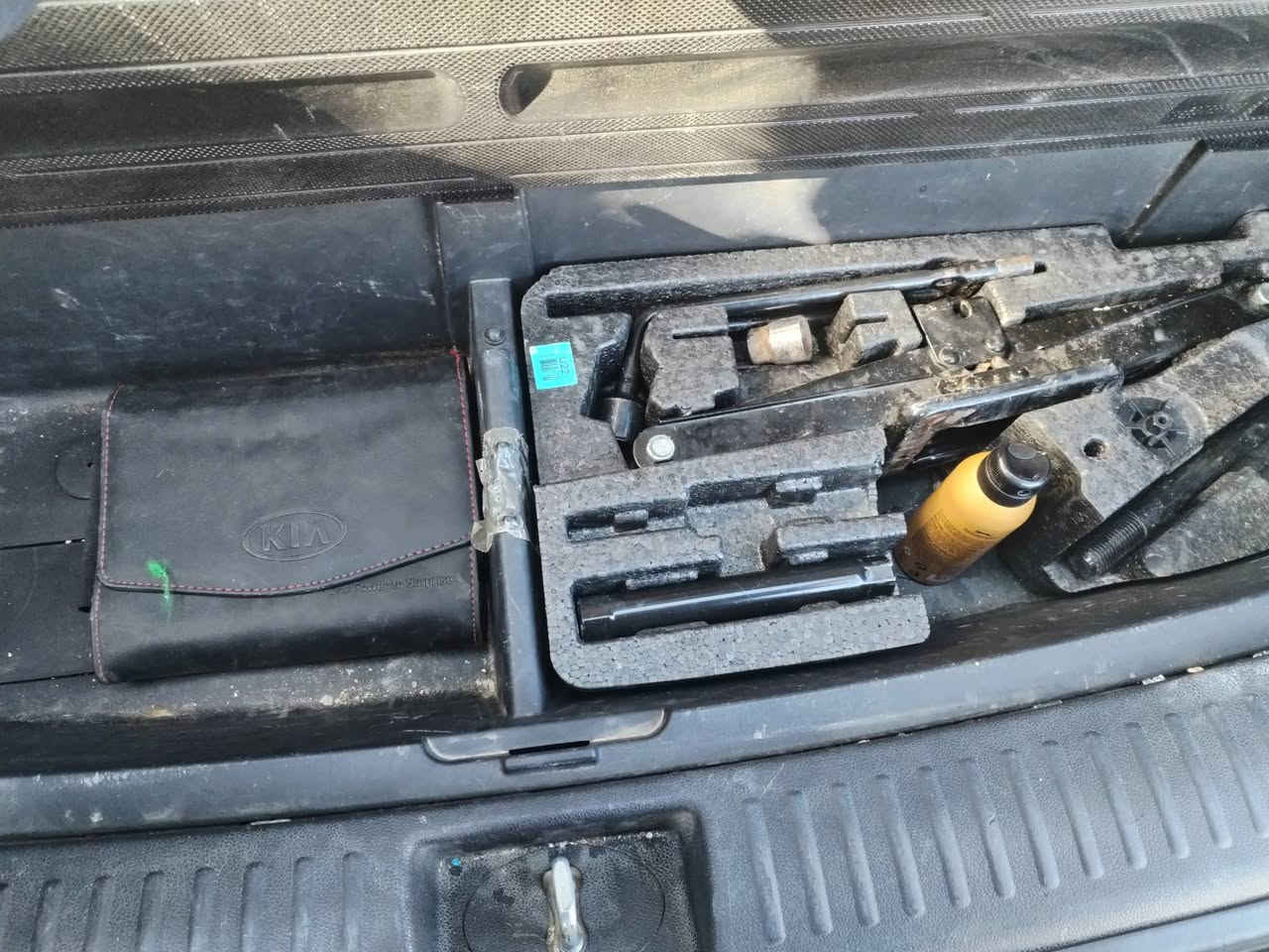 السلام عليكم 
سورنتو 2018 خليجي  بغداد تحويل ثاني يوم 
فول مواصفات 1/1.    ماشيه 85 الف فقط 
عده الفتحه 
محرك 6 سلندر ما مفتوح 
بصمه تشغيل + بصمه ابواب 
جنطه كهربائيّة 
كشانه كهربائيّة +جلد 
تبريد 3 قطع 
7 راكب 
لايت زنون 
مري شفط 
اشاير امري 
هواي موصفات 
بيه ٣ قطع رش اثر شخوط بدون اي دواخل سونار موجود 
سياره جديده السعر ١٩٠ وبيه مجال ***********
بغداد اليوسفيه
