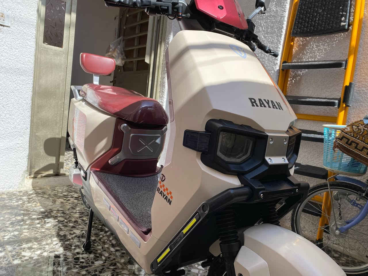 سلام عليكم 
ريان للبيع الحجم الكبير 6 بطاريات جديده صار سبوعين من مشتريه 
السعر 975 الف وبيه مجال 
العنوان مدينه الصدر قطاع 57 
هـ/***********
