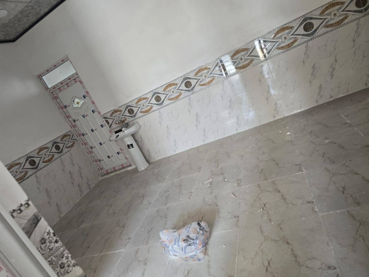 دار للايجار  أرضي مساحه 160م حي الفلاح الثانيه بل قرب من جامع الكوثر 
غرفتين 5×4
+ استقبال 
+مطبخ
+سويت داخلي
+ حمام
+ هول 
+ حوش 
للتواصل ***********
واتساب
