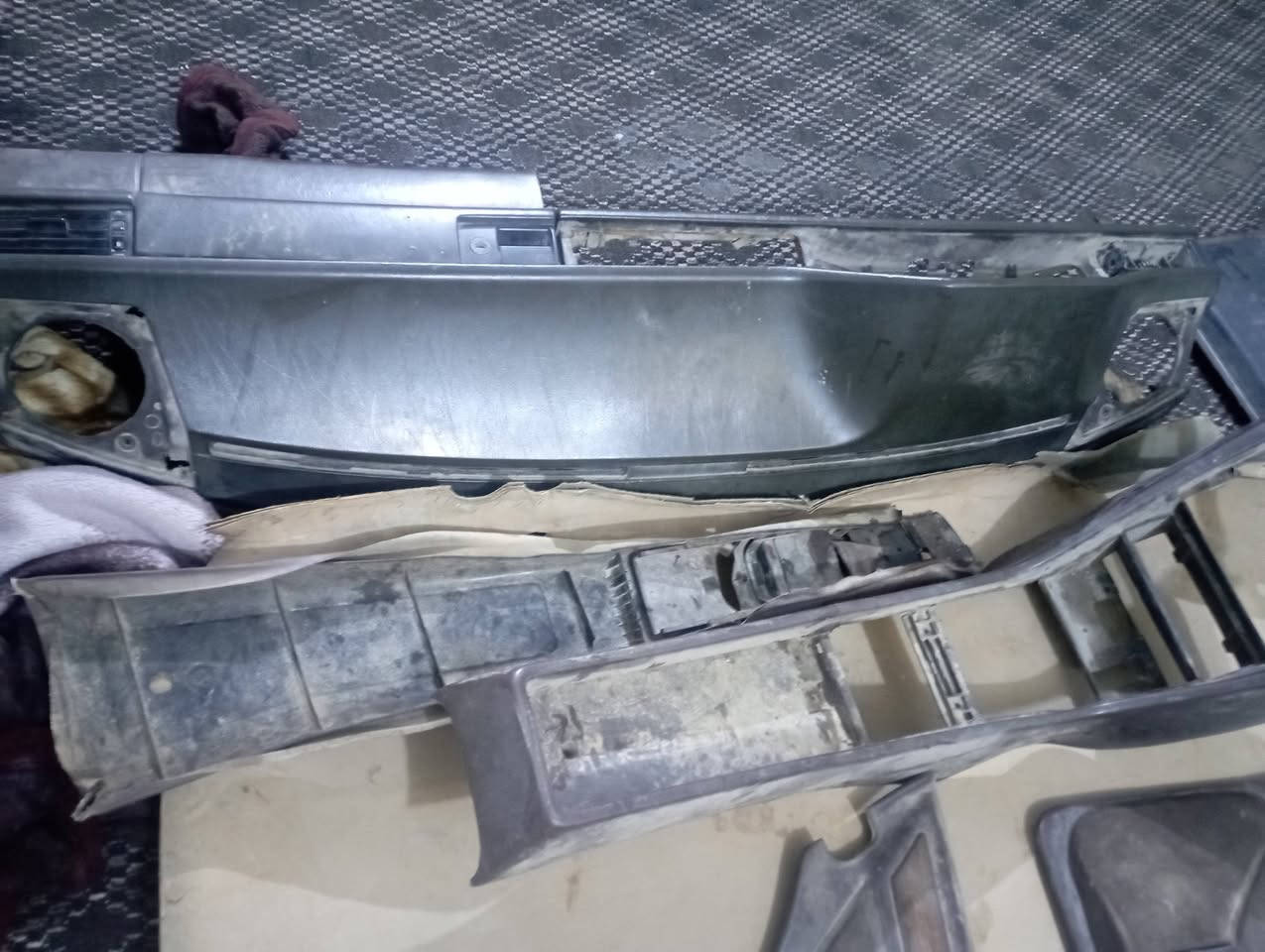 سلام عليكم للبيع غرفه مارسيدس دب كامله هيه وكشناتهه ودشبول  الاستفسار *********** سعر ورقتين وبيهه مجال مكان كربلاء
