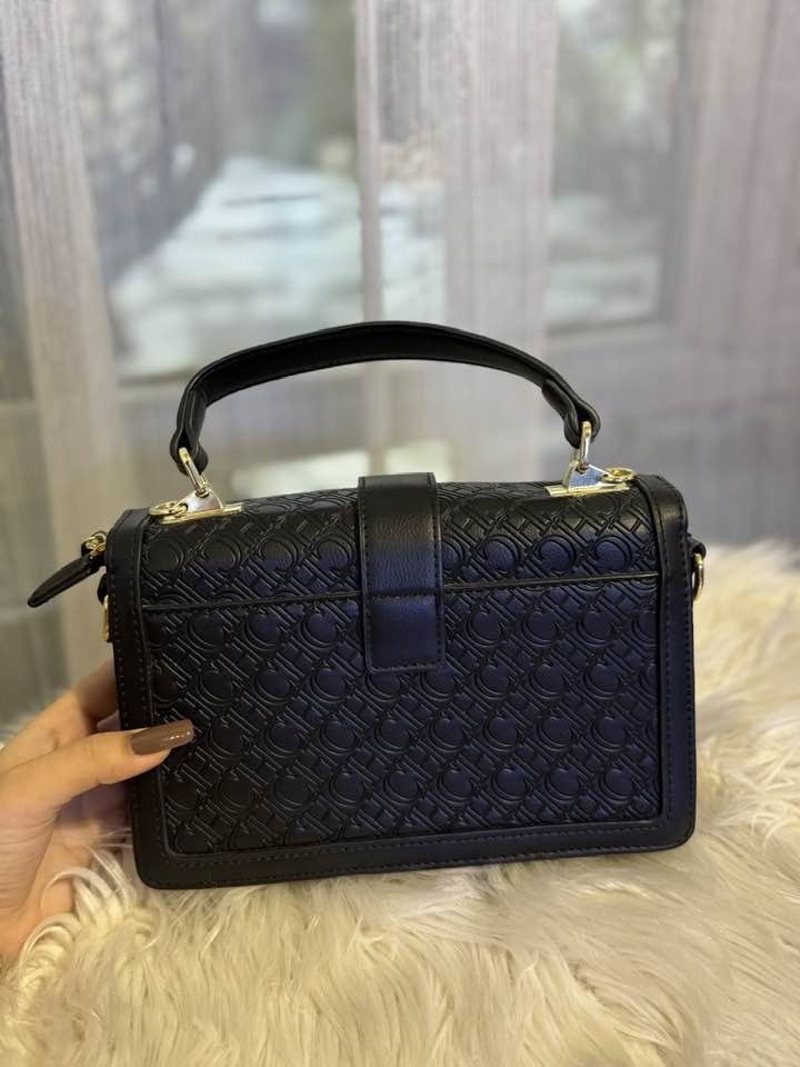 حقيبه ماركه CH امريكيه للمصممه كارولينا هيريرا


**إذا كنت صاحب هذا الإعلان وتريد حذفه لأي سبب، رجاءا أرسل رسالة إلى الدعم الفني**