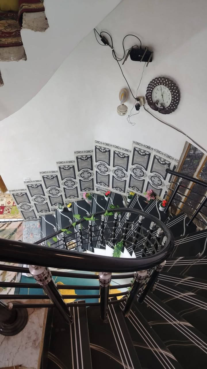 البيت للبيع طابقين وثالث سطح يحتوي ع 4غرف نوم حمامات خارجيه وداخليه كله شغل درجه اولى سيراميك وبورسيلين كاشي 
موجوده كافة الخدمات ماي مجاري كهرباء يبعد عن شارع الزوار حولي ميه100متر يبعد عن الامام الحسين عليه السلام  3كيلوات ربع ساعه عن الولايه مكان الشبانات حولي ميه نزلة مخبز انوار فاطمه السعر، 100مليون وبيه مجال،***********للتواصل
