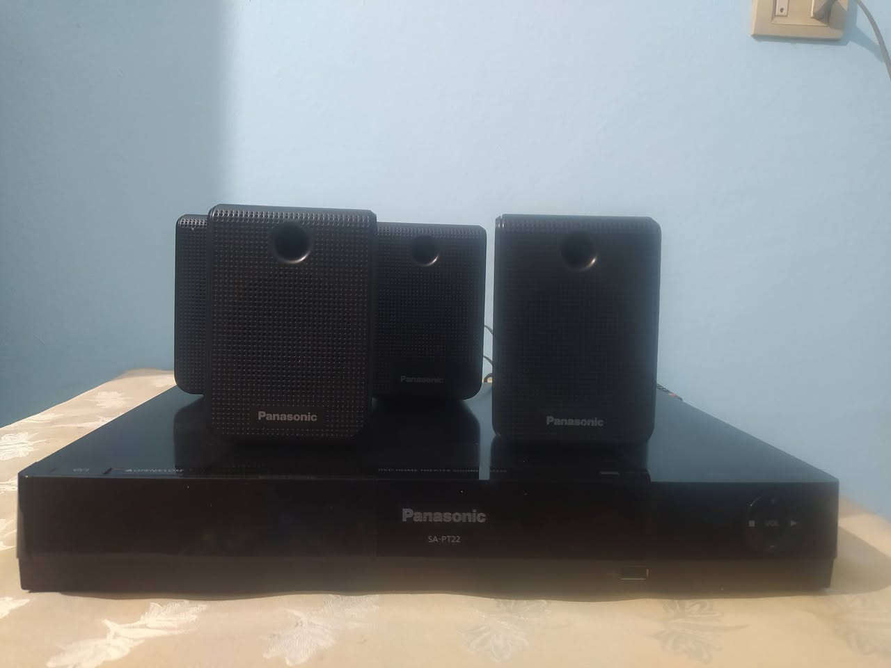 مسرح منزلي باناسونيك ماليزي أصلي يحتوي على مشغل بلو راي يتضمن مكبر صوت قابلة للتركيب على الحائط مزود بمدخل AUX و USB يوفر صوت جهير قوي من مكبر صوت كبير  ويحتوي على مشغل اقراص CD /DVD ومكبر صوت قوي و 5 سماعات وجهاز تحكم عن بعد ويتميز بوظيفة تحويل 1080P لتجربة سينما منزليه حقيقيه ويحتوي على راديو
المكان شبرا مصر


**إذا كنت صاحب هذا الإعلان وتريد حذفه لأي سبب، رجاءا أرسل رسالة إلى الدعم الفني**