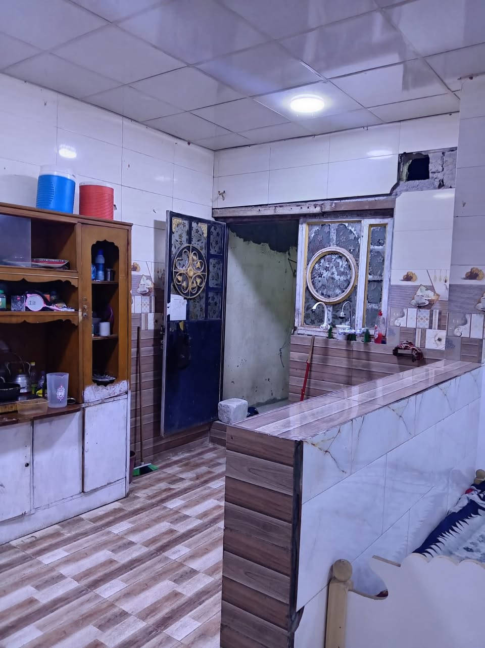 السلام عليكم بيت في الحيانيه حي الحسين شارع القائد أول لاين يحتوي على استقبال غرفتين وصاله ومطبخ وصحيات 
للبيع للستفسار او تراسل خاص***********
