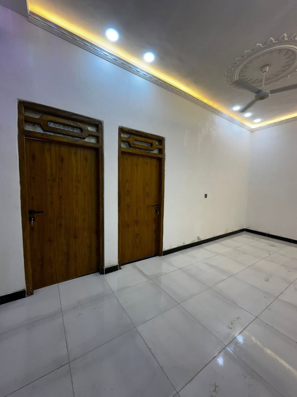 السلام عليكم دار سكن للبيع مساحه 130 متر بناء حديث طابو زراعي عراقي الموقع البصره ابو الخصيب شارع المقيمين السعر 65 وقابل للتفاوض 📳((***********))📳 هيثم الديراوي
