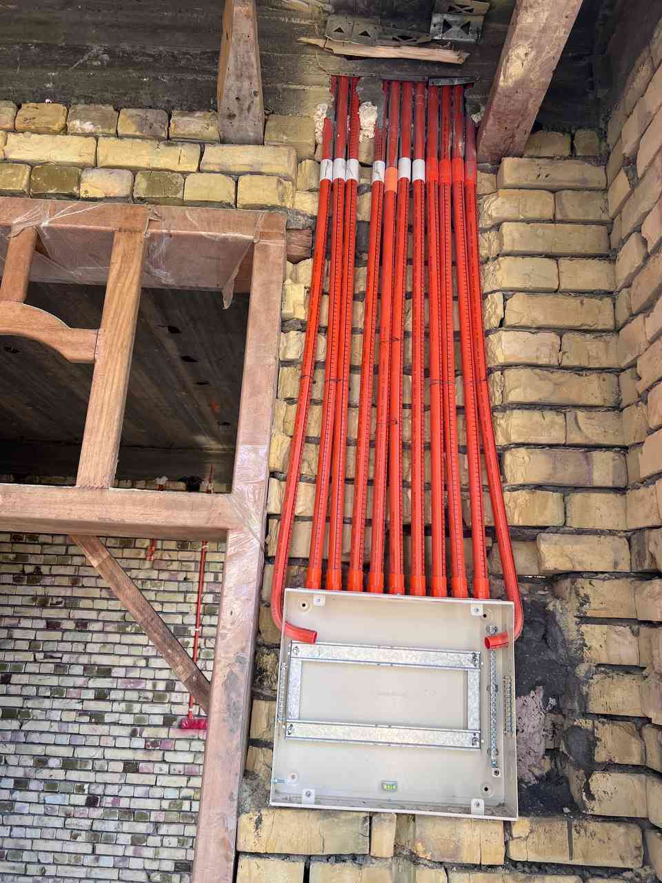 بحمد الله 
               
  تم الانتهاء من مرحلة  النزالات
 الحفر بالكوسره وتنزيل البوري وتثبيت البوكسات       وتثبيت البنل والسراكت وراك الكامرات 

لمنزل مساحة 200 م ط ارضي……

أبو سارة الكهربائي 
_***********
_***********
