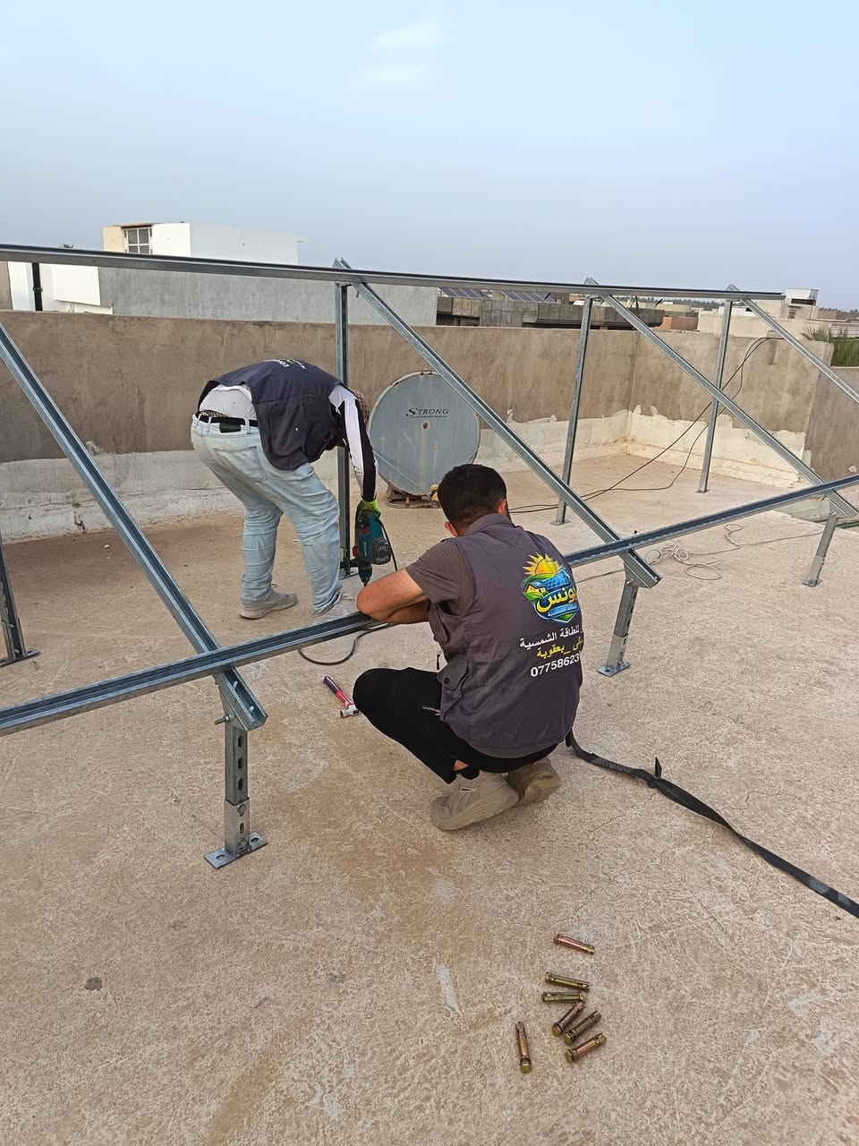 ☀️ يونس للطاقة الشمسية.. استثمر في شمسك، وودّع فواتيرك! ☀️
​من قلب قضاء الخالص - حي الزهراء، ومن عبق الجودة التي تميزت بها كوادرنا في محافظة ديالى.. نعلن عن اكتمال تحفة هندسية جديدة: محطة طاقة شمسية منزلية متكاملة تمنحك الحرية التامة بعيداً عن انقطاع التيار الكهربائي.
​⚡ عصب المنظومة: تخزين جبار وأداء ذكي
​لا نقبل بأنصاف الحلول، لذا اخترنا لك "قلباً نابضاً" بالقوة. مع بطارية 10 كيلو واط من الخزن الحقيقي، نعدك بـ:
​ثبات مطلق: تجهيز مستقر (10 أمبير نهاراً و10 أمبير ليلاً) دون أي انقطاع.
​مرونة قصوى: نظام ذكي يتعامل مع الأحمال الثقيلة بكل سلاسة واحترافية.
​رؤية مستقبلية: نظام مرن يسمح لك بزيادة القدرة في أي وقت تريده.
​🛡️ التزامنا بالضمان.. هو سر تميزنا
​نحن نعتمد براندات عالمية لنقدم لك كفالة حقيقية تضمن استثمارك لسنوات طويلة:
​🔹 البطارية (SAKO 10kwh): ضمان حقيقي لمدة 5 سنوات.
🔹 الإنفيرتر (SMK 6.2K): ضمان استبدال وصيانة لمدة سنتين.
🔹 الألواح (600 واط - دبل كلاس): ضمان كفاءة الأداء لمدة تصل إلى 13 سنة.
🔹 الهيكل: اعتمدنا هيكل ميكانو العالمي لنصب الألواح لضمان أقصى درجات الثبات.
​📍 زورونا في مركز الخدمة
​نحن قريبون منك دائماً للاستشارة والدعم الفني:
ديالى - بعقوبة - التحرير - مقابل قيادة شرطة ديالى.
​📞 تواصل معنا الآن
​للحجز أو الاستفسار، فريقنا بانتظارك عبر الاتصال أو الواتساب:
***********
​#يونس_للطاقة_الشمسية | القوة، الجودة، والضمان الحقيقي.
