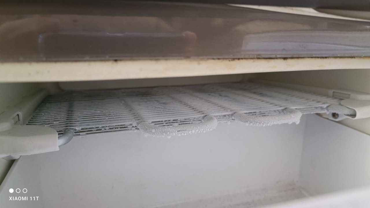 للبيع ثلاجة ماركة كاندي الايطالية موتور وغاز بلادي تبريد ثلج ب١٩٠ الف للتواصل ***********
