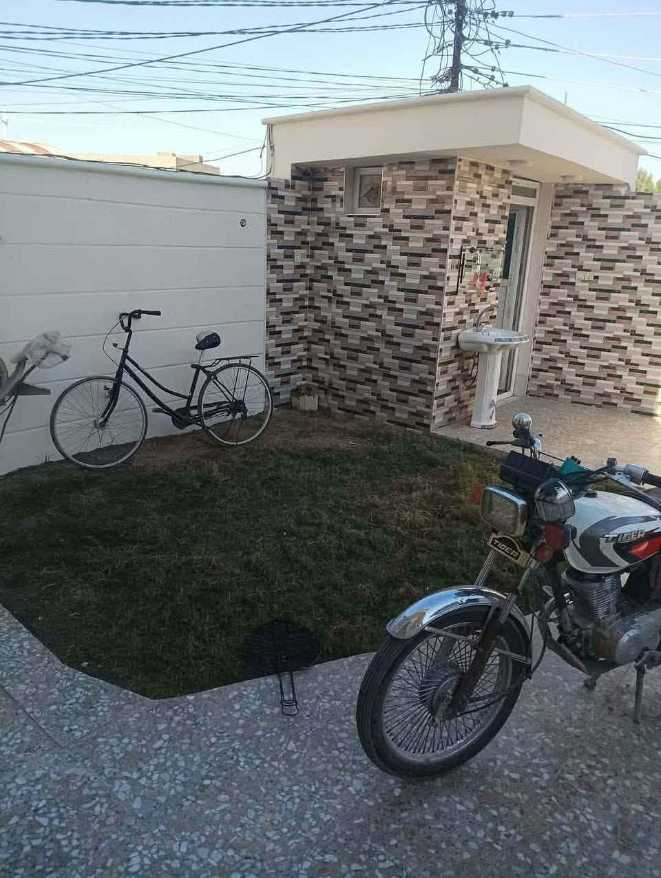 اللـــهـــم صـــلِّ علــى مـــحمــــد وآل مـــحـــمـــد 
دار للبـــــيع المســــاحه210م ركـــن طــــــــابـو زراعـــي سنــد 25

                    طابــقــيـن 3غــــــرف نــــوم 

الطابـــــــــق الاول

 غــــــــرفـه نـــوم وكــــــــلــدور ومـــطـــبــــــــخ وســـــــتـــقبـال ومـــــــجـــــمــــــــع صــــــحـــيـــــات وكـــراج سيــاره وحـديقـه 

الطابـــــــــق الثـــــــــاني 

غــرفــــــــــتــــيـــــــن نــــــوم وكـــلـــــــدور 

عــنــــــوان مـــحيــــزم 4شـــــــارع شريـــفــــه الجـــديــــد مقـــابل 

الملــــــــــب الخمـــــــــــاسي رابــــــع بيــــت عن شـــارع شــــريـفه 

اتــــــــــرك تعلـــــــــــق ويــــــــتم الـــــــرد خــــــــــــاص او اتصــــــــال ***********   او 

مـــراجـعـت مكـتـــب الربـــــيعـــي للـــعــقـــار ولــمقــــاولات الــــعـــامـه شـــارع 100قــــرب جـــســــر الــــمــــــشـــــات 

عنــــدك عقــار اتريـــــــد اتبيعـــــــعه او اتأجـــــــــره اتفضـــــــل خــــــــاص او اتصــــــال***********
