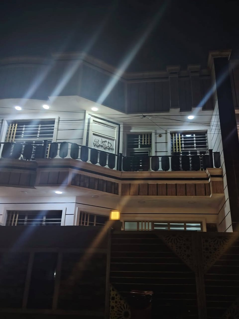 مشتمل طابقين بناء طابوق حديث ضلع منفصل وسقف منفصل للبيع المساحة ١٤٠م الوجه ١٠ ونزال ١٤ المكان فلوجة حي الأمين منطقة ال ١٦ شارعه ١٢م بصف الركن
محتويات الدار طابقين

الطابق الأول

1-غرفة نوم وحده وصاله ومطبخ وحمام وطرمه استقبال ومناور عدد واحد

الطابق الثاني

2- غرف نوم عدد ٣ وصالة وحمام وبيتونه طابق ثالث

للبيع السعر المطلوب بي ١٥٥ مليون وبي مجال للاستفسار الاتصال على الارقام التالية

*********** واتساب
***********
