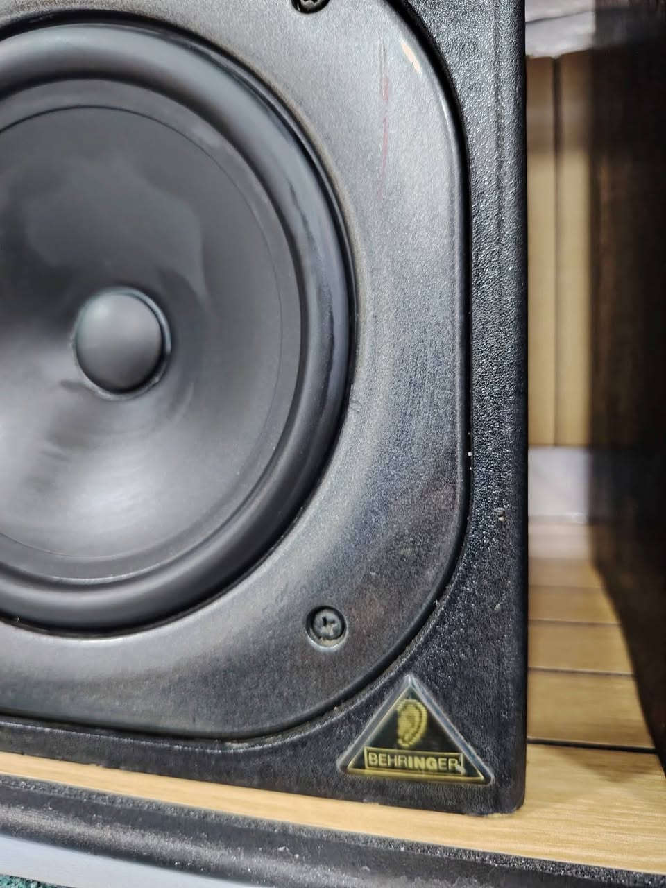 سماعات مونيتور احترافية (Behringer Truth B2030A)
سماعات استوديو نشطة (Active) غنية عن التعريف، تتميز بدقة عالية ونقاء صوت مثالي للتوزيع الموسيقي أو الاستماع الاحترافي.
​📝 المواصفات المختصرة:
​الموديل: Behringer Truth B2030A.
​النوع: Active Studio Monitor (تحتوي على مضخم صوت داخلي، لا تحتاج لأمبير خارجي).
​نظام الصوت: Bi-amped (تضخيم منفصل للترددات العالية والمنخفضة).
​المداخل: تدعم وصلات XLR و 1/4" TRS (وصلات احترافية).
​التحكم: تحتوي على لوحة تحكم خلفية لضبط الترددات حسب مساحة الغرفة (Room Compensation).
​📏 الحجم والأبعاد:
​حجم الـ Woofer (السبيكر السفلي): 6.75 إنش (يوفر بيس عميق ودقيق).
​أبعاد السماعة الواحدة تقريباً: الارتفاع 31.7 سم × العرض 21.4 سم × العمق 21.1 سم.
​الوزن: ثقيلة نسبياً (حوالي 9 كغم للسماعة الواحدة) مما يعطي ثباتاً ومنعاً للاهتزاز.


**إذا كنت صاحب هذا الإعلان وتريد حذفه لأي سبب، رجاءا أرسل رسالة إلى الدعم الفني**