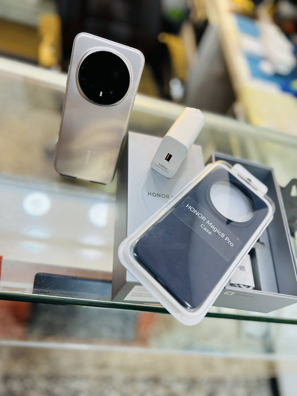 سلام عليكم هونر Magic8 Pro الجهاز الذكي بمعنة الكلمة صوت عالي كلش بطارية انسة شي اسمة شحن 
ذاكرة 512 جيجابايت العشوائية 12 جهاز عملاق الجهاز 3 تيام مفتوح بعدة بل ضمان سعر 1175 رقم *********** توصيل موجود تحياتي لكم جميعا
