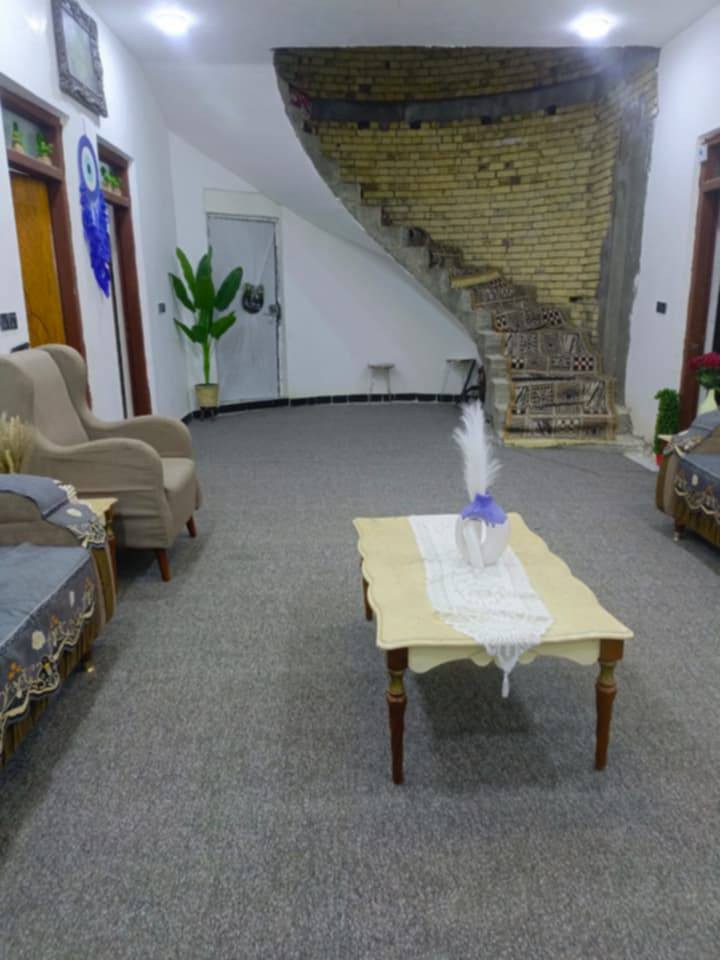 بيت للبيع مساحه 250 خلف محطه الغسل السيارات القريبه يم المغتسل شارع ملعب المختار بناء حديث البيت بلفرع طابو زراعي يتكون من غرفتين وصاله وديوانيه ومطبخ وطارمه جبيره السطح شتايكر البيت نقصه لبخ الزيتونه والدرج  سيراميك السعر 145 مليون وبيه مجال للتواصل على الارقام التاليهه
***********

***********
