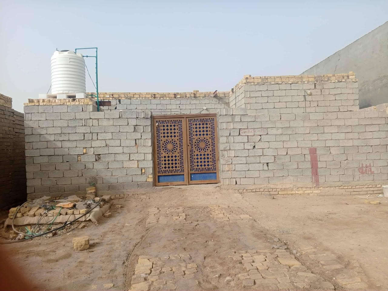 سلام عليكم بيت للبيع جديد قبل سنتين بنيته غرفتين صاله مطبخ ديوانيه مساحته٢٧٠جاهز ***********
