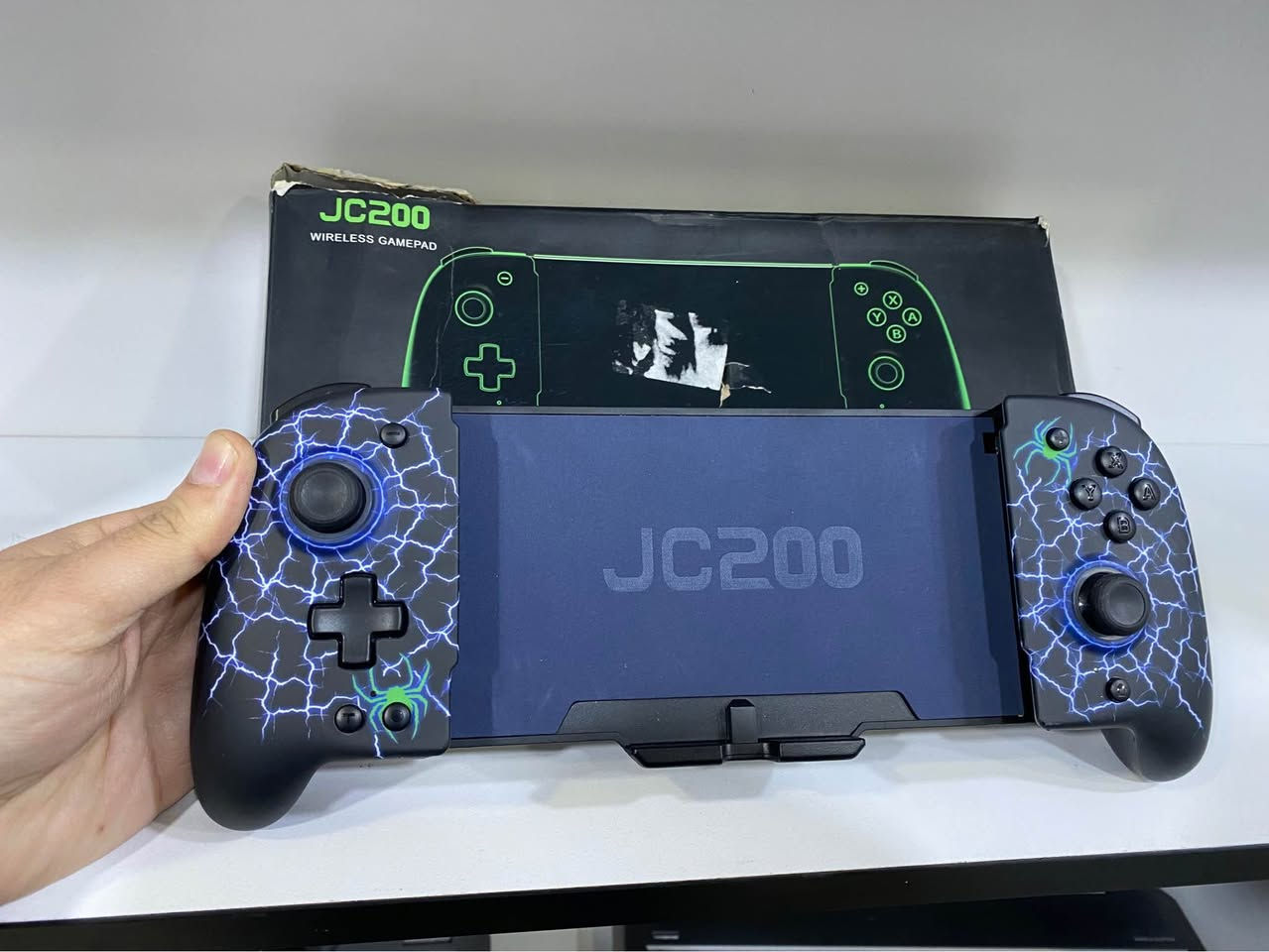 دەستەیەکی یاری (Gamepad) مۆدێل JC200 بۆ فرۆشتن. زۆر کەم بەکارهاتووە و وەک نوێ وایە.
• کاردەکات بۆ: نینتێندۆ سویچ (Nintendo Switch)، مۆبایلی ئەندرۆید و ئایفۆن.
• دیزاین: شێوەی ئەرگۆنۆمی و ئاسودە بۆ دەست، دیزاینی بروسکەیی زۆر جوان.
• تایبەتمەندی:
• دوگمەی زیادە لە پشتەوە (ML / MR) بۆ کستۆمایز کردن.
• بە لید (LED) دەورەدراوە.
• کوالێتییەکی زۆر باشی هەیە بۆ یارییە خێراکان.
• تێبینی: کارتۆنەکەی لەگەڵە و هیچ کێشەیەکی تەکنیکی نییە. بشدار, السليمانية


**إذا كنت صاحب هذا الإعلان وتريد حذفه لأي سبب، رجاءا أرسل رسالة إلى الدعم الفني**