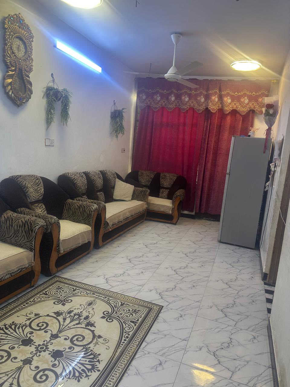 السلام عليكم 
بيت 50 متر للبيع في كميره شارع 9 البيت على الشارعين يحتوي على صاله و مطبخ و 2 غرف نوم و 2 صحيات 
بيت كامل مكمل من كلشي السعر 68 وبي مجال 
للاستفسار ***********
