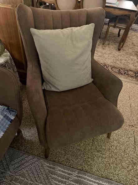 تخم قنفات تركي 7مقاعد مستخدم نظيف خالي من الضرر مع طبلة مستطيلة
السعر 500ألف دينار 
المنصور ***********
