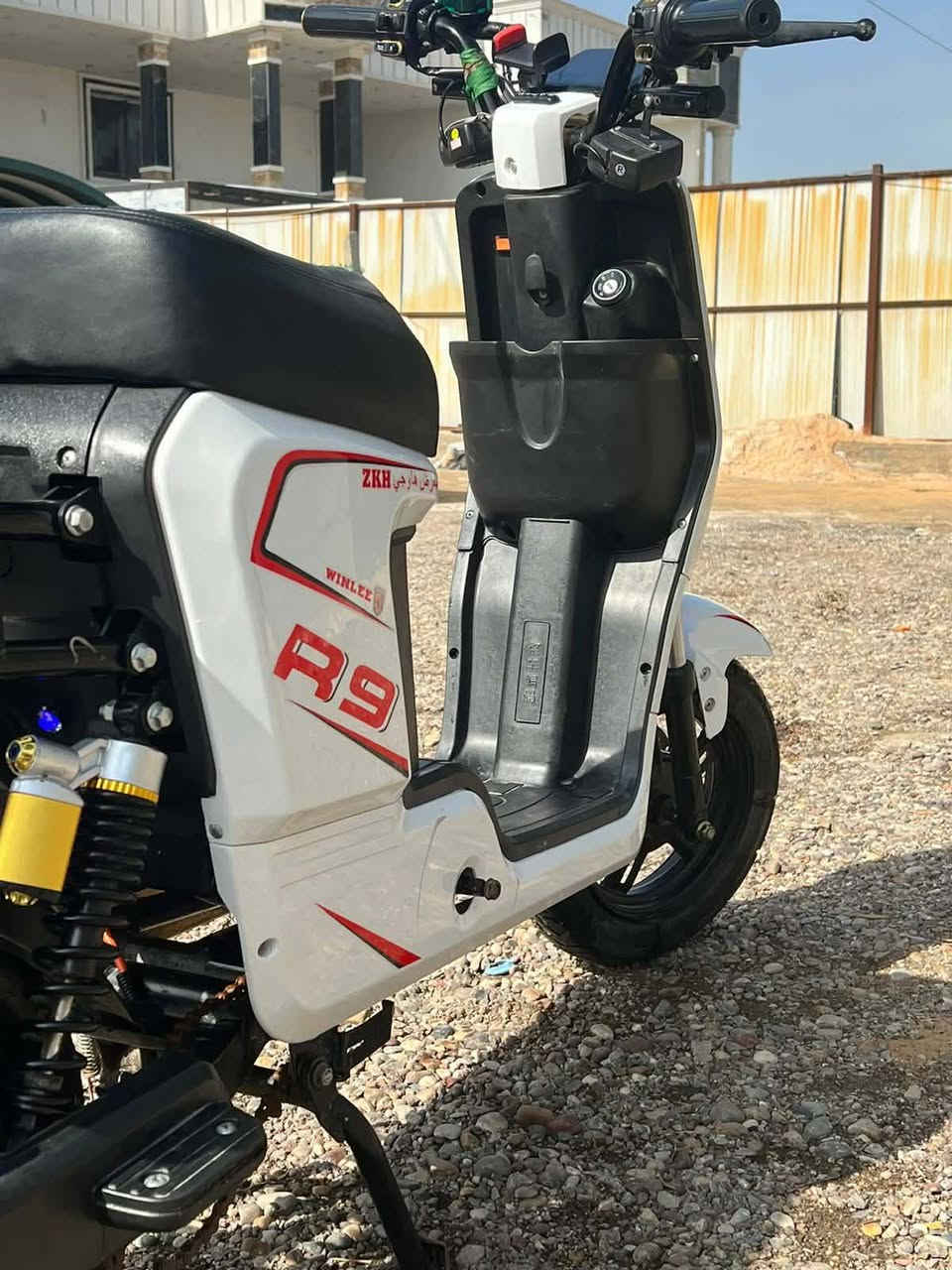 السلام عليكم عندي دراجه شحن R9 للبيع فول مواصفات موديل 2025 مكاني بغداد الدوره حي الصحه دراجه نوع ويلي
المواصفات:
--بطاريه%100 ما مبدله مختومه ختم ويلي 
--شاشه رقميه مقياس (شحن - سرعه ـ امبير)
-- بيها سماعات نظام بلوتوث صوت عالي 
--ليتات LED قوي جداً 
--تجي بيها سله 
-- بيها اربع سرع(1:2:3:4)
--سرعه 109 
دراجه كامله وجديده مستعمله فقط 3اشهر 
للتواصل على الصفحه او على الرقم ***********
السعر 425وبيها مجال بسيط

