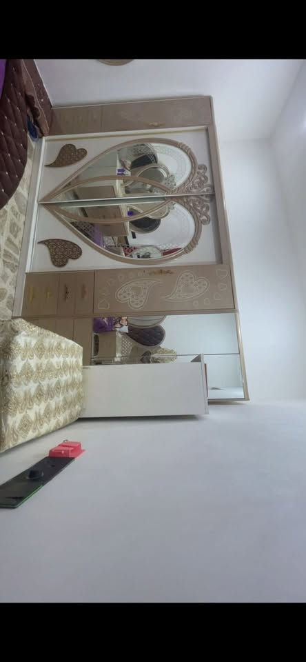 السلام عليكم عندي غرفت اخشاب للبيع جديده و كلش نضيفه و سعرهه كلش مناسب المكان المحموديه حي الرشيد …‭
***********
