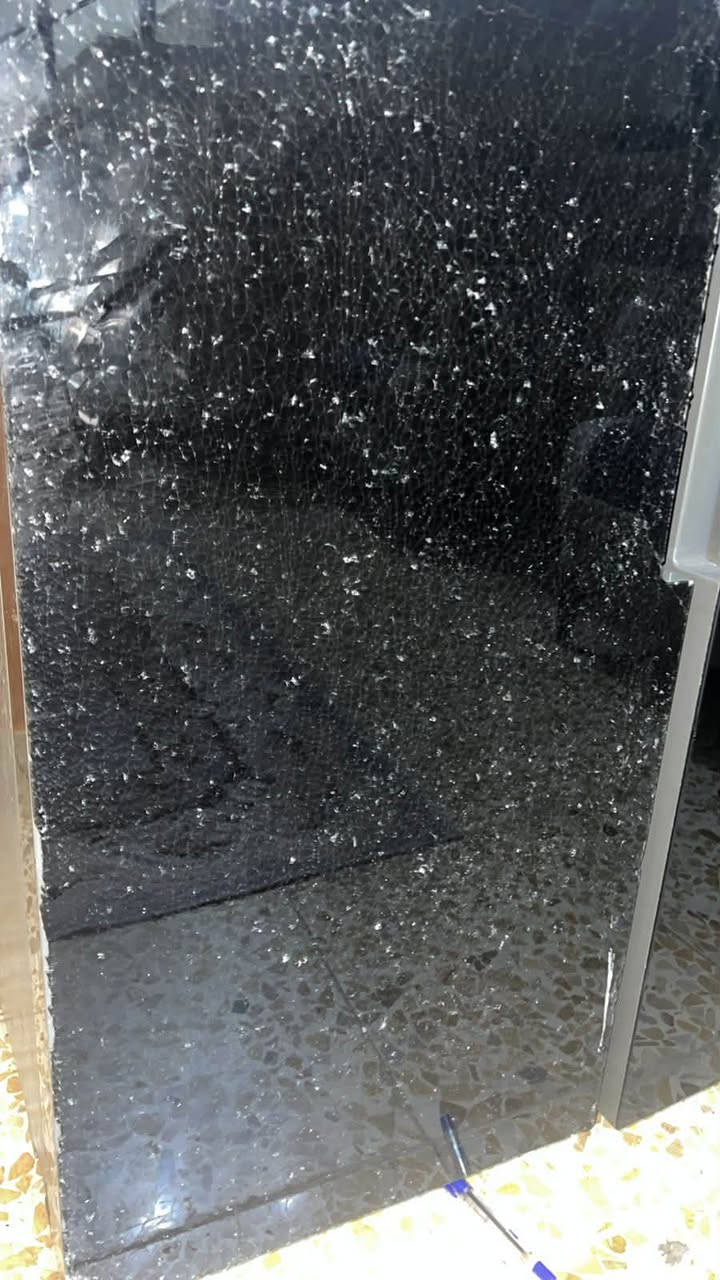 ثلاجه dlc
اربعه ابواب 

بيها كسر بجامه الباب الصغير موضح بصوره 

شغاله كامله مابيها شي 

سبب البيع عدم توفر مكان 
السعر ٤٠٠

***********
