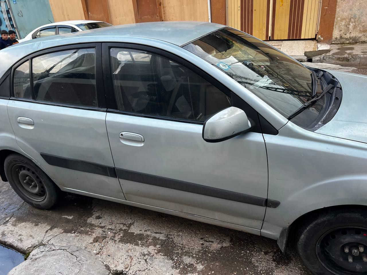 كيا ريو 2006 خليجي 
مصبوغه عام بسبب الهزه 
بدون حادث  او دواخل جدد شرط
طخم كامل جديد شاده + مشط ستيرن
منضومه تبريد جديده 
منضومه البانزين نوزلات بلكات عبوه فيت بم كله جديد
شاشه كار بلي + تحكمات ستيرن
هزه جديده
رقم بغداد بسمي تتحول اي مكان
مكاني موصل 
*********** اتصال او واتساب
