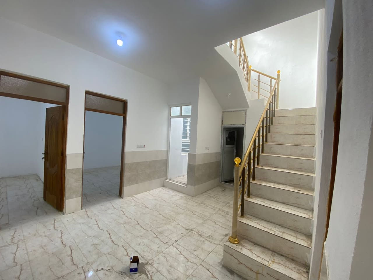 سلام عليكم بيت الايجار مساحه 200 بناء حديث  الموقع حي الكرار  اول فرع قرب بيت ضاري كريم  ***********

