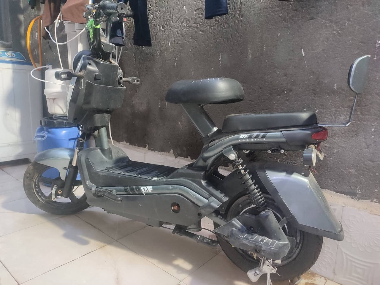 سلام عليكم دراجه شحن نوعيه زينه وجبيره استخدام قليل كلش 
بيها التاير الخلفي نازل بعدها جديده سعرها 300وبيها مجال ***********
