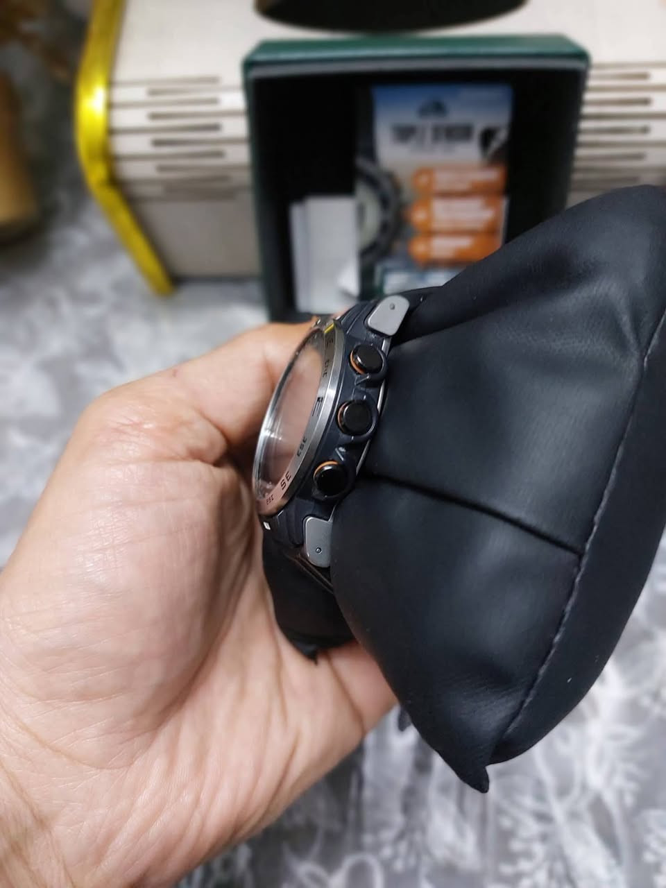 Casio protrek
نظيفه جدا ٩٩%

هذه الساعة تتميز بكونها تعمل بالطاقة الشمسية، ومقاومة للماء حتى عمق 200 متر، وتحتوي على مستشعرات للبوصلة، والارتفاع، والضغط الجوي. 
و مواصفات عديدة
L
***********  واتساب
