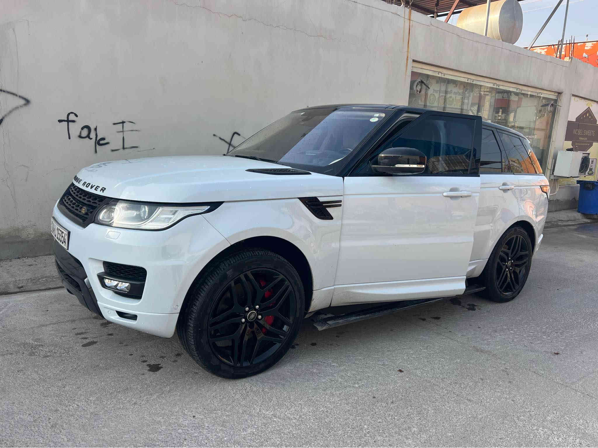 السلام عليكم 
سيارة فخامة رنج روڤر 
بو فروتنئ 
موديل 2016 sport 
فول مواصفات 
داتاشو دوسك كهرباي درگهـ شفت 
مكينه ٨  فول مواصفات تاير جديد
رقم سنوي جديد 2030 
سياره سر ناڤيمه تحويل شرت 
كير مكينه شرت  سياره بئ مصرف اكجار 
سياره اكجار بئ صبخ بئ زربه كلين تايتل 
جهـ زاخو. 
رقم تلفون *********** 
سعر 305 ورقه مجال زاخو
