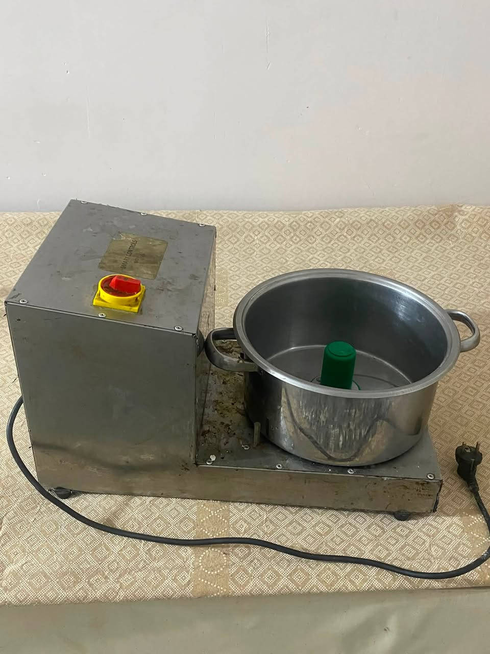 خلاط حمص جديد الله شاهد استعملته مرتين وعفته شغال 100 ب100 17 كيلو السعر : 300 وبي مجال المكان : بغداد 
للاستفسار : ***********
