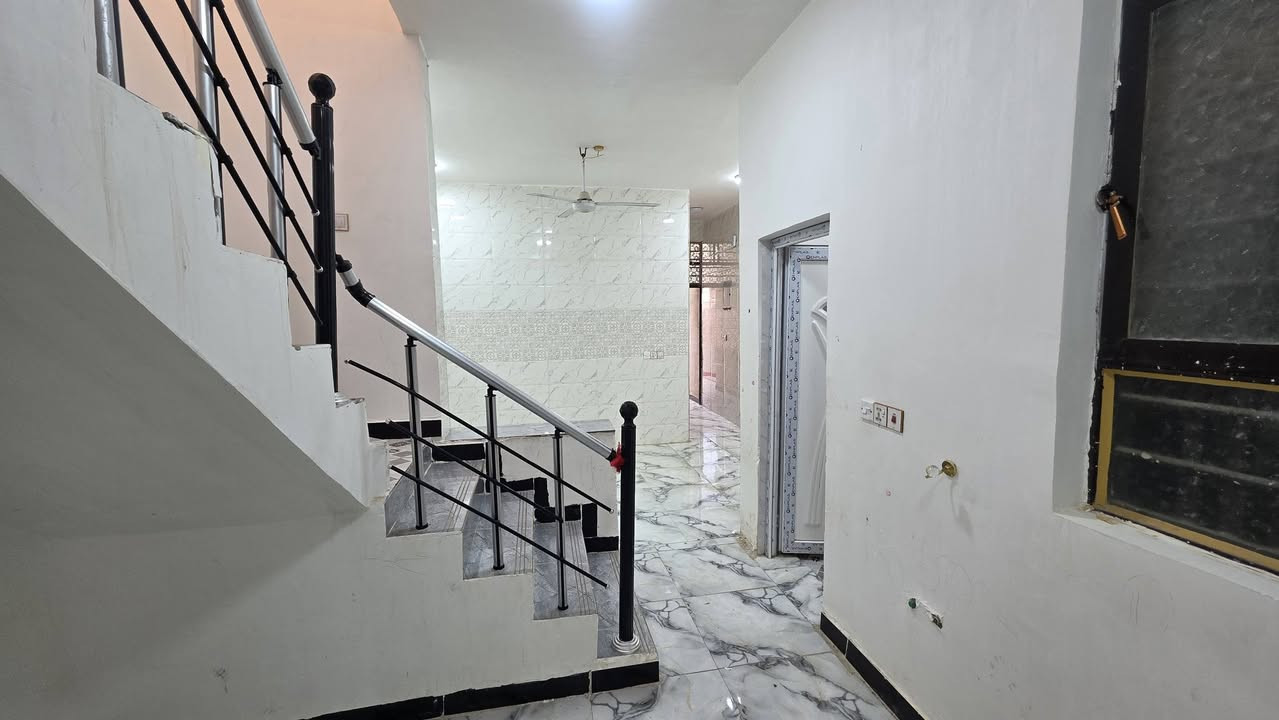 بيت للبيع المساحة ١٠٠م كوت الحكيم شارع زرزور يبعد عن الشارع العام ٣٠٠م البناء طابوق يحتوي على غرفة وهول واستقبال ومطبخ وصحيات داخلية وخارجية السعر ٣٩ مليون وبي مجال للاستفسار مراجعة دلالية احمد السعيدي قرب حسينية بيت خليفة للاتصال *********** أو ***********
