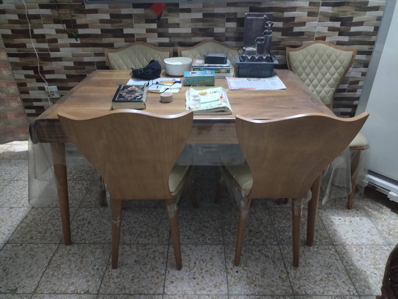 السلام عليكم ورحمة الله وبركاته

متوفر تلفزيون حجم ٥٢ بوصة

وطاولة طعام مع ٦ كراسي

للأستفسار@ المراسلة مع الرقم ***********
