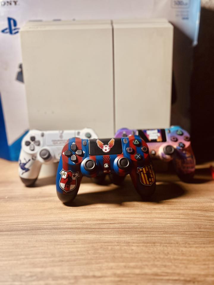 📌 الجهاز: PlayStation 4 – نسخة Fat
📌 الحالة: نظيف 100%

🔧 مكفول من التصليح + شرط الفحص+نظافة 100‎%‎
يحتوي على ( 3 جوستيكات واحدة اصليه)
مع كارتونة..

💿 يحتوي على 6 ألعاب:
 • بيس 2021
 • GTA
 • Call of Duty
 • • •اله الحرب
مديلفيد

💰 السعر: (225)
📍 الموقع: (بغداد-مدينة الصدر)
رقم الهاتف :***********
واتس اب +اتصال+ماسنجر

كما موضح بصور
