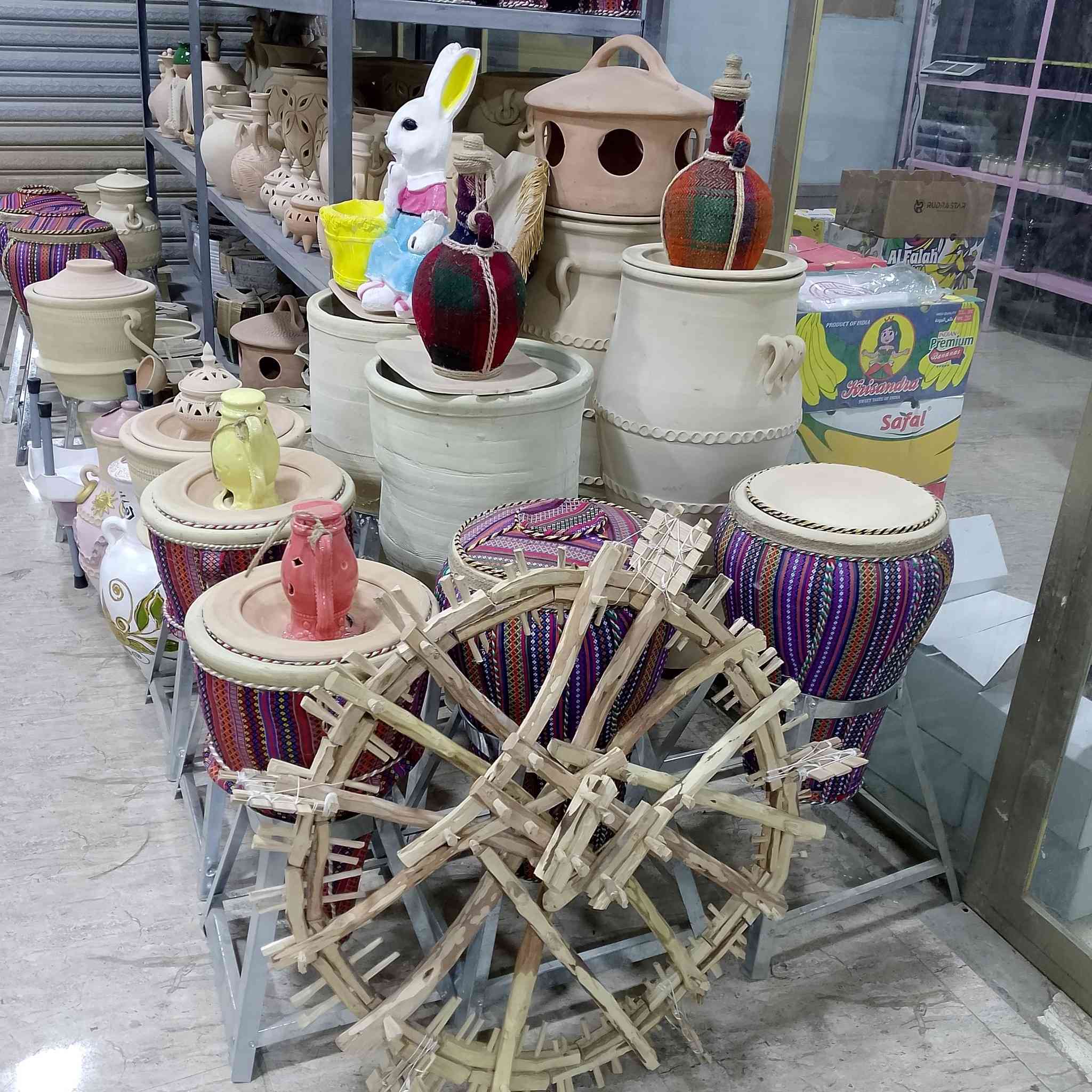 يوجد لدينا كافة الفخاريات والتراث القديم عنوان المحل الجديد هيت شارع سعيد الجباوي او شارع المصرف توصيل داخل هيت مجاني بمناسبة شهر رمضان المبارك رقم الهاتف ***********
