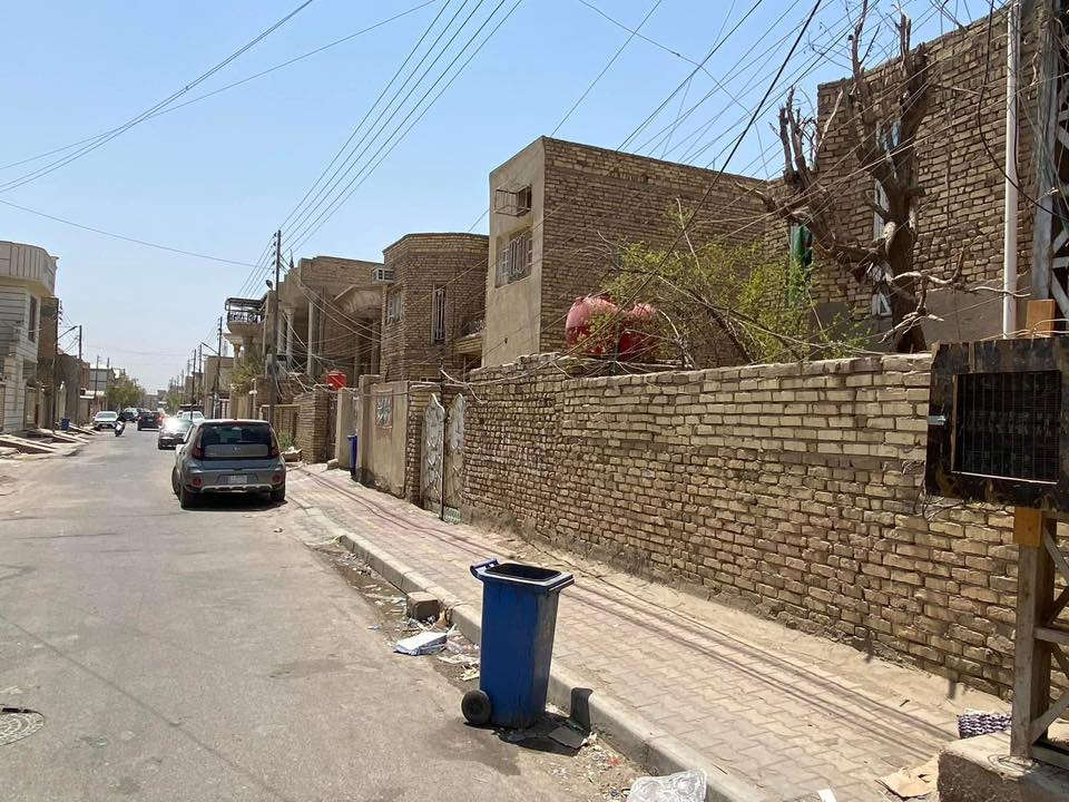 السلام عليكم
دار للبيع المساحة ٢٥٠ متر العنوان حي الكفائات خلف المعارض قريب على شارع نعمة الريفي والشارع العام 
للاستفسار الاتصال ***********
***********
