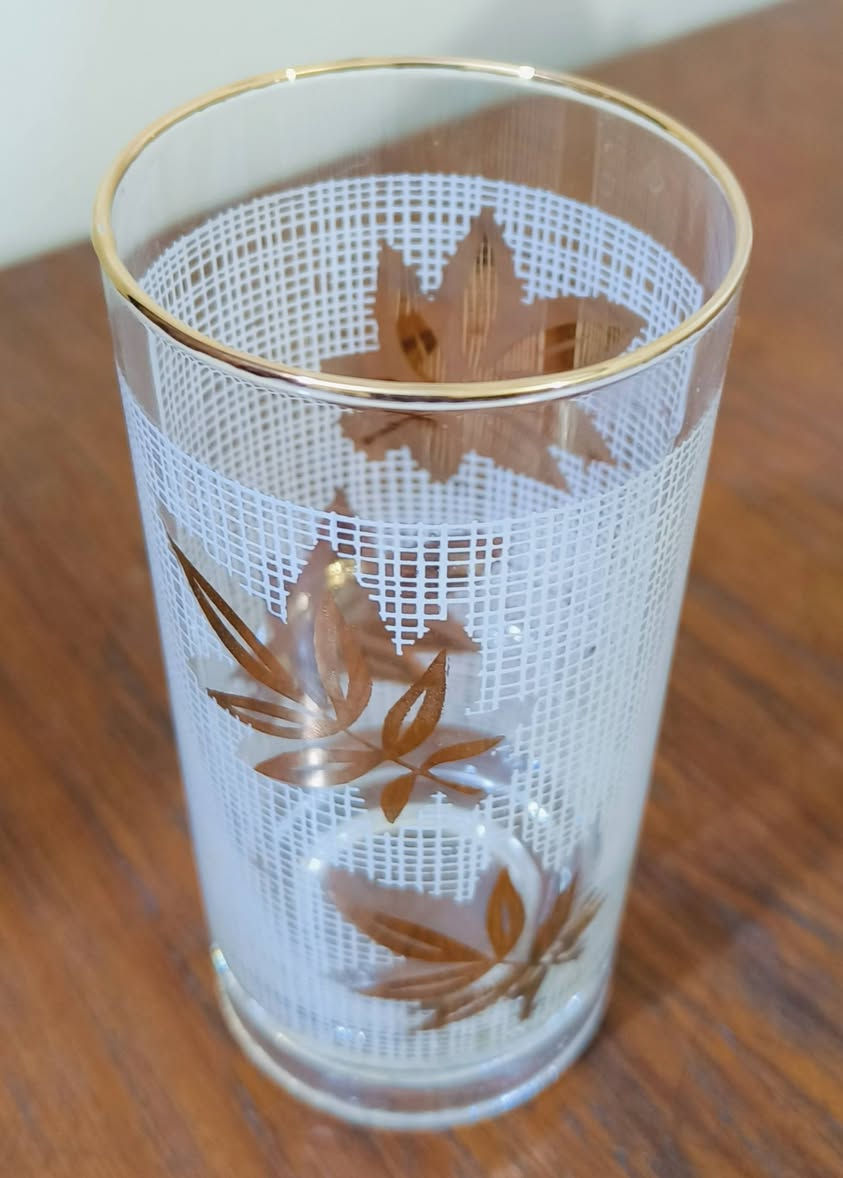 سيت كلاصات صناعة صيني قديم 1978 جديد بالكارتون غير مستخدم 6 قطع نقش الورد طلاء بماء الذهب
مكاني بغداد ساحة عدن يوجد توصيل لجميع المحافظات


**إذا كنت صاحب هذا الإعلان وتريد حذفه لأي سبب، رجاءا أرسل رسالة إلى الدعم الفني**