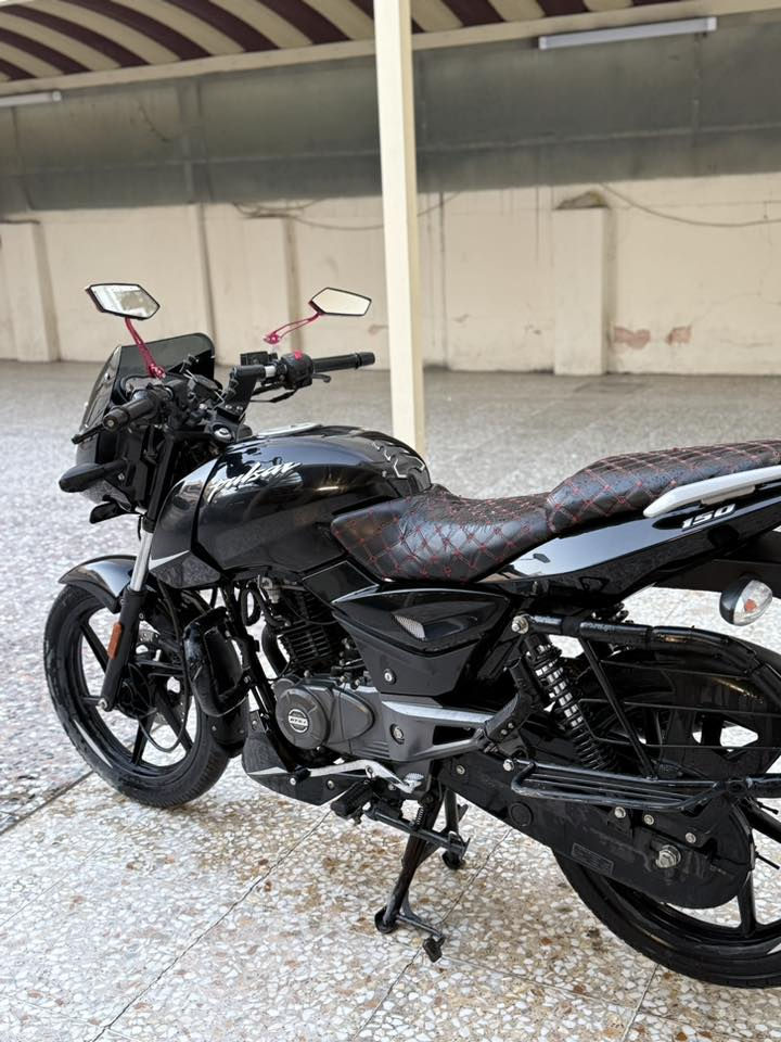 سلام عليكم بولسر نيون محرك 150 سيسي كفاله عامة وراق كامله 
مكاني بغداد 
سعرها  1500 مليون وخمسمائة 
وبيه مجال حك الجية
 تصال او واتساب ***********
