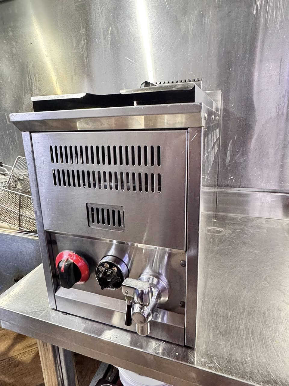 العنوان بغداد الحريه الثالثه قرب جامع المشاهده
السلام عليكم اخوان قلايه فنكر  تركي باب اول درجه اولى  الاستفسار على الرقم التالي 
***********
