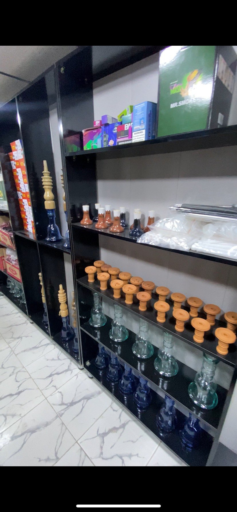 محل اراكيل للبيع كامل اي نقص مابي
موقع المحل حله حي الامام 
يباع المحل ايضا بدون بضاعه اذا جنت تريد تفتحه غير شي والسعر يختلف اذا بدون بضاعه 
وايضا الي يريد البضاعه فقط
مساحه المحل:
الطول 5ونص متر
العرض 2 ونص متر 
ايجاره مناسب 
تفاصيل اكثر تواصل معي واتساب ***********